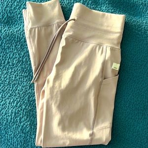 Vuori daily pocket leggings, neutral/Umber, size M, never worn